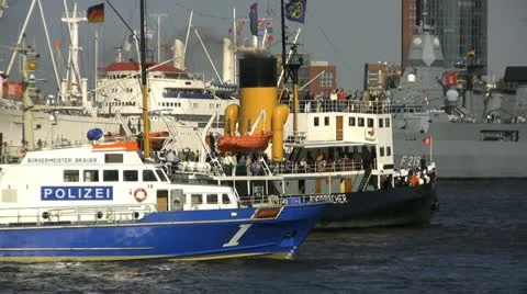 Traffic density on Hafengeburtstag 2011 動画素材 10867007