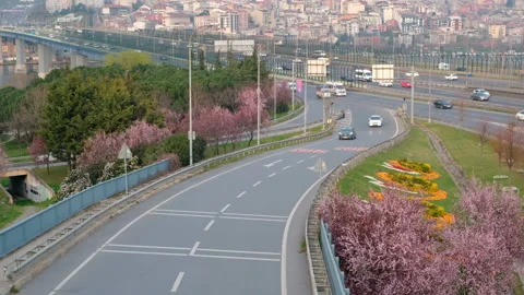 Traffic density on motorways has decreased significantly in Istanbul, Turkey 動画素材 130495953