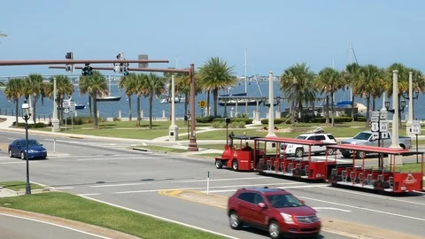 Traffic in dowtown St. Augustine, Florida, United States. 스톡 동영상 115965409