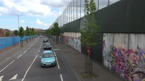 Traffic drives along peace wall, belfast, northern ireland Vídeo Stock 41832003