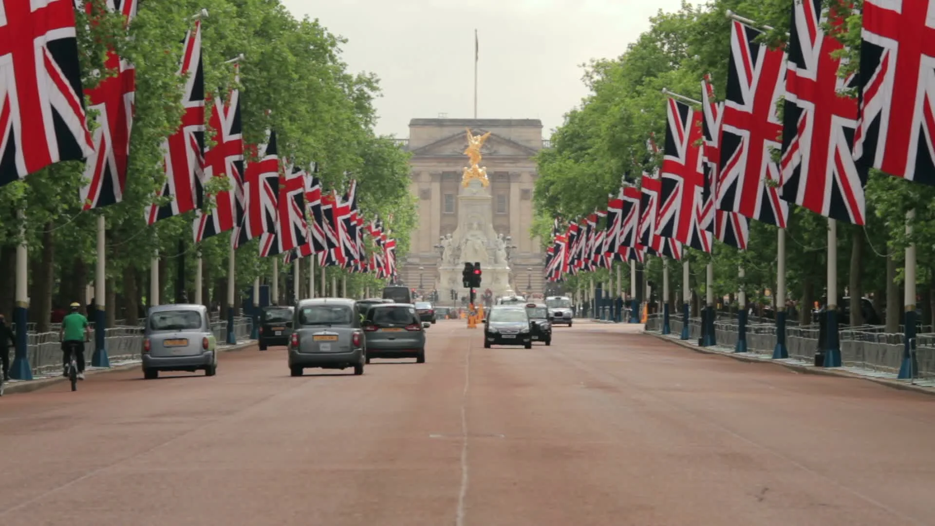 traffic drives down the mall towards buckingham palace