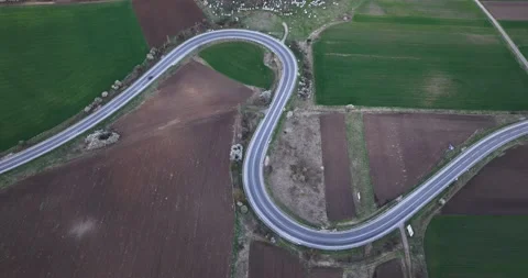 Traffic at a duble bending road in the summer autumn season. Steady footage Video stock 201490932