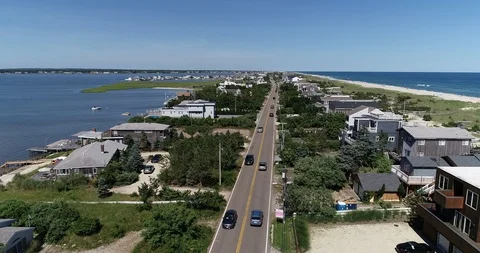 Traffic on Dune Road between bay and ocean, Westhampton Beach Vidéo 91998778