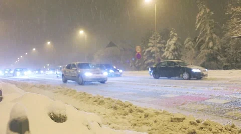 Traffic during winter snow storm Vidéo 58854579