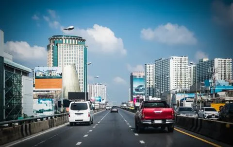 Traffic on elevated roads at Pinklao - Phutthamonthon road, Bangkok, Thailand Ilustración de archivo