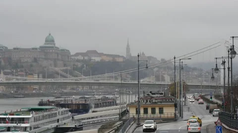 Traffic at the Elizabeth bridge in Budapest 스톡 동영상 44595690