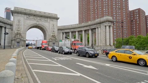Traffic exiting the Manhatten bridge into Chinatown Stockbeeldmateriaal 91663458