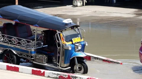 Traffic on a flooded street Stock Footage 220822158