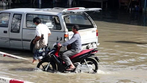 Traffic on a flooded street Video stock 221749974