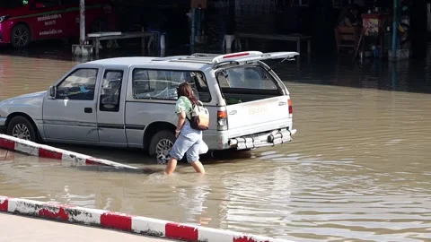 Traffic on a flooded street Stock Footage 234417939