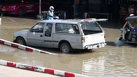 Traffic on a flooded street Stock Footage 237512448