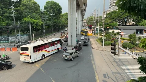 Traffic Flow and Bus at North Avenue, Quezon City 4K 60fps Vídeos de archivo 338346585