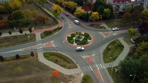 Traffic flow at a roundabout in a city during autumn Stockbeeldmateriaal 345447932