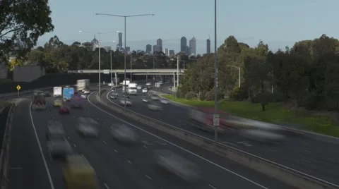 Traffic flowing to a city. Stockbeeldmateriaal 52694936
