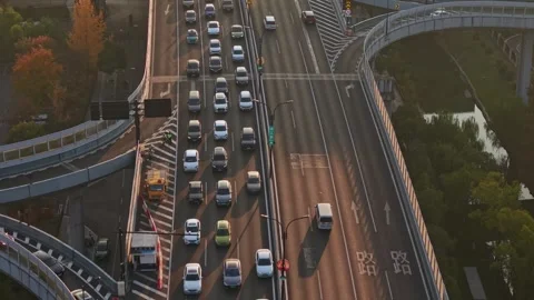Traffic flows smoothly on a busy highway in Hangzhou, China Vidéo 333774398