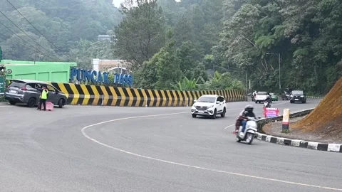 Traffic flows through the iconic Puncak Pass in West Java, Indonesia. Vídeos de archivo 341779391