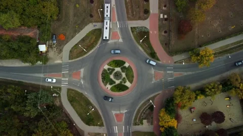 Traffic flows through a roundabout with vehicles navigating in different directi Stockbeeldmateriaal 345448005
