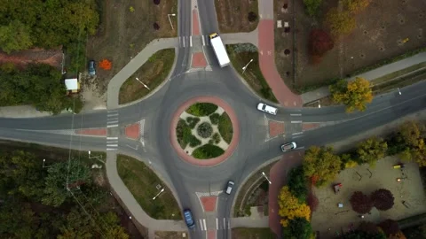 Traffic flows through a roundabout with vehicles navigating in different directi Stockbeeldmateriaal 345448008