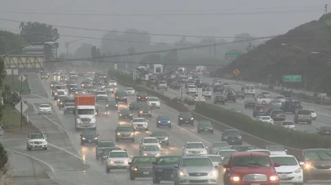 Traffic on a freeway in a cloudy rainy gloomy day Video stock 40825770