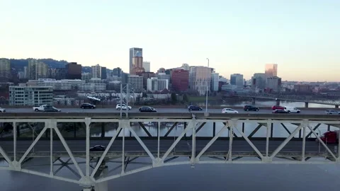 Traffic on the freeway during rush hour at sunset and Portland, Oregon skyline. 库存影片 147428640