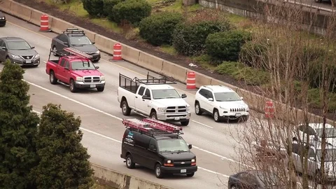 Traffic on a freeway offramp Vidéo 85372956