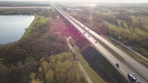 Traffic on freeway seen from above. Vídeos de archivo 106901872
