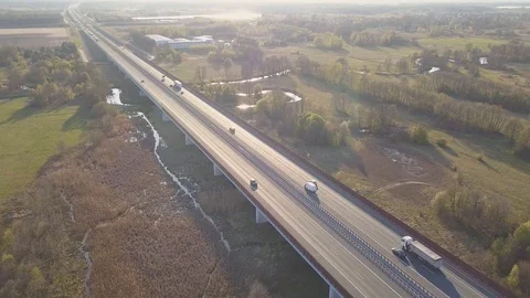 Traffic on freeway seen from above. Vidéo 106911047