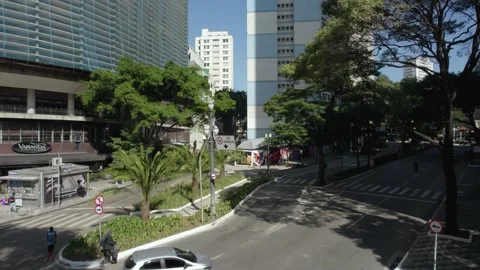 Traffic in front of Edifício Copan building, in Republica, Sao Paulo, Vidéo 236903630