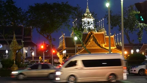 Traffic in front of temple in Bangkok Stock Footage 104700401
