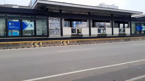 Traffic in front of Transjakarta Bus Rapid Transit line. Video stock 272205987