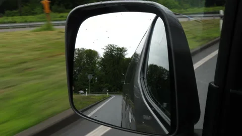 Traffic on German highway - view through rear-view mirror 動画素材 154772361