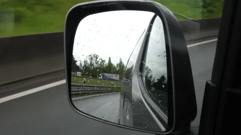 Traffic on German highway - view through rear-view mirror Видео 154773454