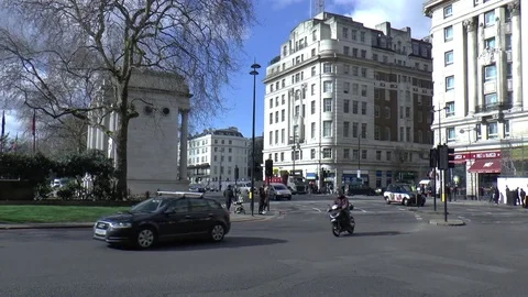 Traffic Going Around Bend at Marble Arch in Central London Stock-Footage 73135314