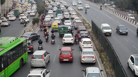 Traffic going through delhi's road in india Vídeo Stock 136602010