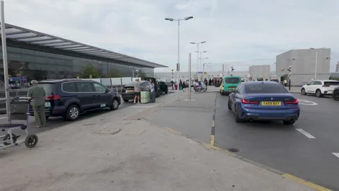 Traffic on Heathrow Terminal 4 Drop Off Road With Hotel Behind Vidéo 339244332