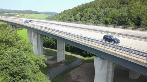 Traffic on the highway bridge Vidéo 79550975