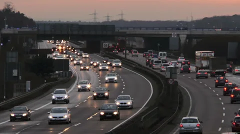 Traffic on highway at dusk Видео 47798032