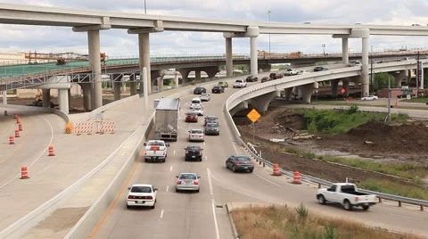 Traffic on a highway junction Vidéo 64003873
