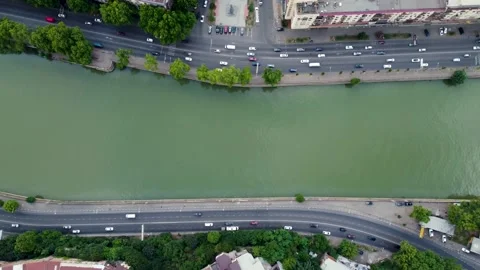 Traffic on the highway by the river Vídeos de archivo 168625291