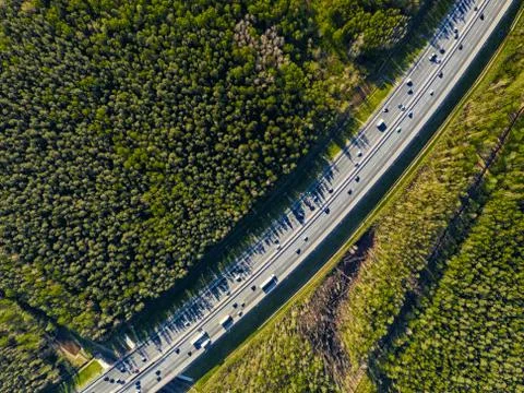 Traffic on the highway through deep forest aerial view Stock-Fotos