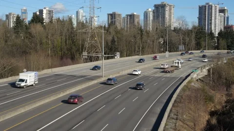 Traffic on highway top angle view with buildings at the background. Vídeos de archivo 147995364