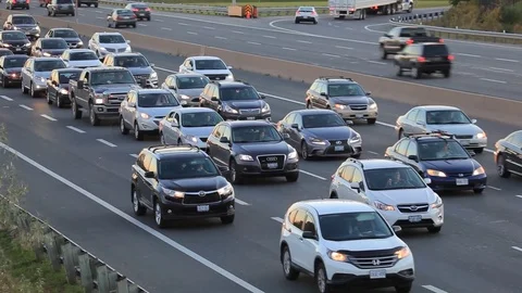Traffic on the highway in Toronto, Canada Vidéo 82180349