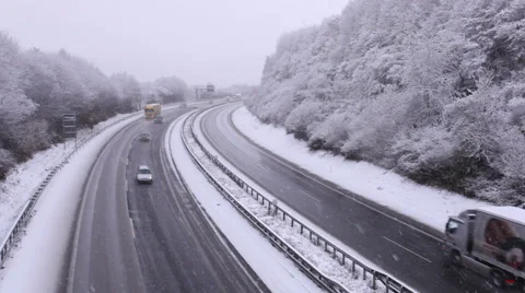 Traffic on a highway in winter 库存影片 33295080