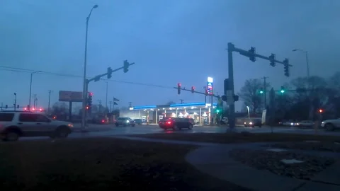 Traffic, Intersection, 147th St &amp;amp; Cleveland Ave, Rain at Dusk, Posen IL Vídeo Stock 244289539