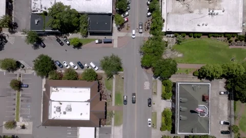 Traffic at an intersection in downtown Georgetown, South Carolina. Stock Footage 336219359