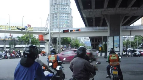 Traffic at the intersection of green light, red light in Bangkok Stock Footage