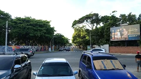 Traffic at the Intersection of Maximo Gomez and George Washington Avenues Vídeos de archivo 346785898