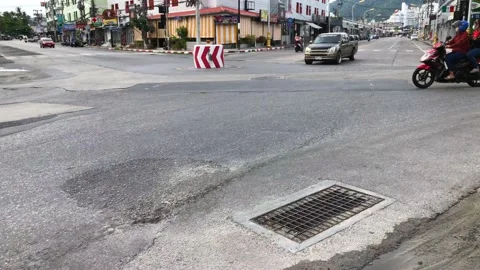 Traffic Intersection Patong, Phuket. Motor Cycles And Cars. Vídeo Stock 186830175