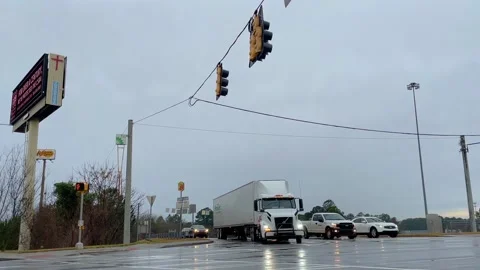 Traffic at an intersection on a rainy day in the Winter in Georgia truck turn Stock Footage 147097071