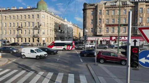 Traffic intersection at traffic lights in Vienna, Austria Vídeo Stock 293045757